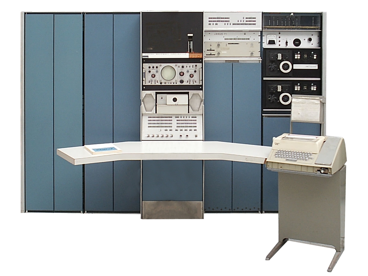 復元前のPDP-7。背景を消したスタジオ写真風の1枚。